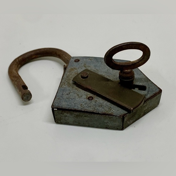 Vintage Angular Metal Heavy Duty Functional Padlock w/ Key - Picture 11 of 16